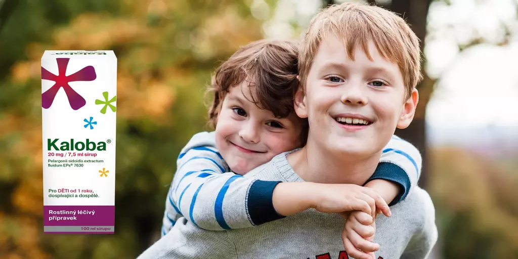 Kaloba sirup a dva kluci venku, starší má mladšího za krkem a objímá ho