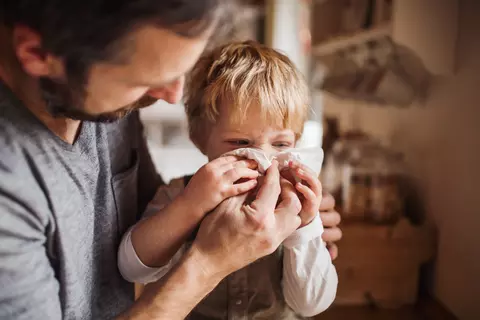 Dítě s bronchitidou smrká do kapesníku