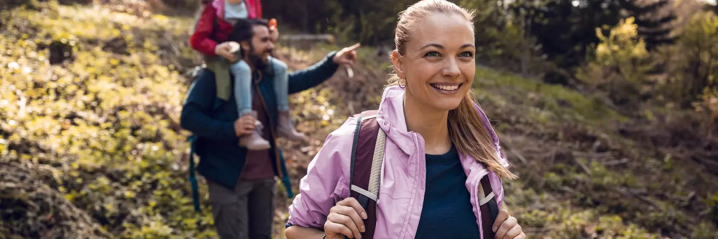 Rodina na procházce v lese