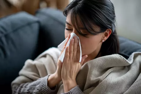 Nastydlá žena smrká do kapesníku