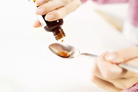 Kaloba kapky jsou kapané na lžičku